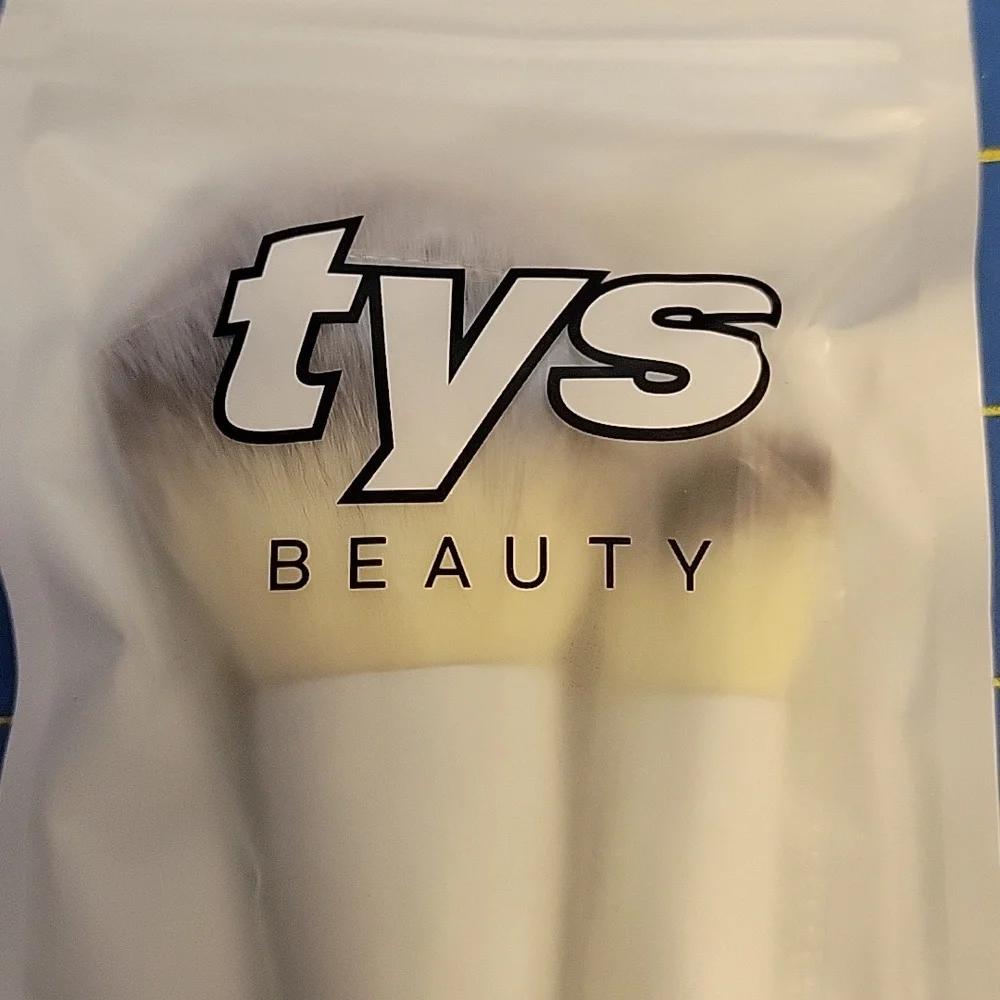 TYS Beauty Powder & Blush Essential Face Brushes Set of 2 New In Package